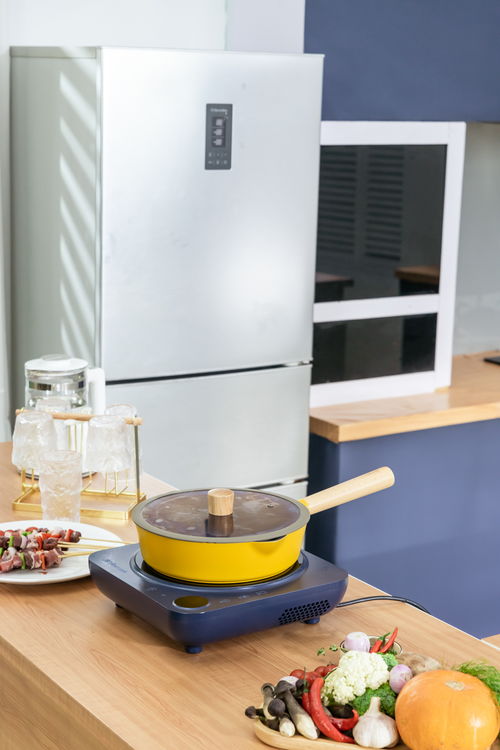 厨房平底彩色煎锅与厨具产品摄影指南